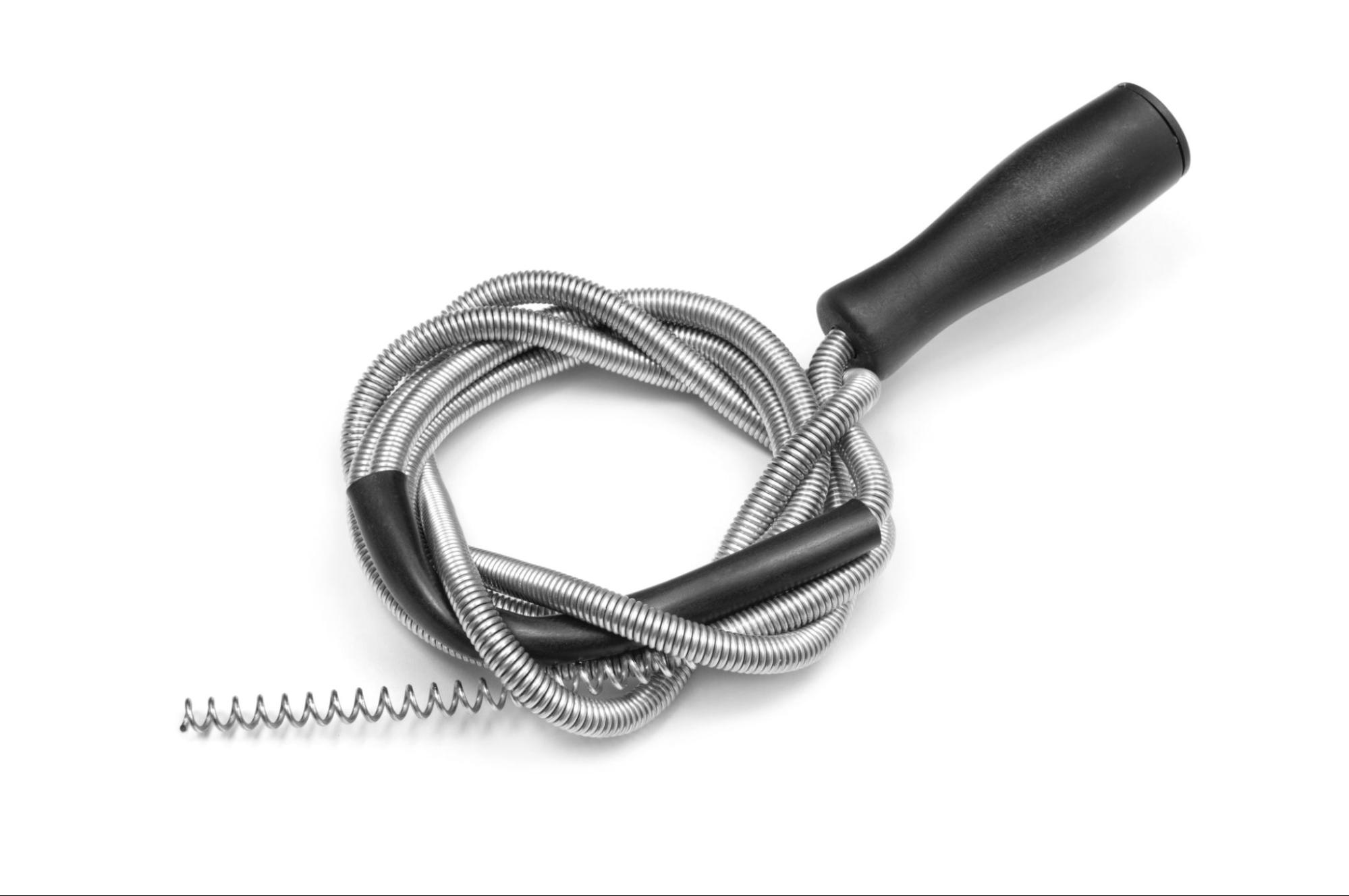 Afvoer wasmachine ontstoppen: zo los je het op 4 Metalen ontstoppingsveer die gebruikt wordt om hardnekkige verstoppingen in de afvoer van een wasmachine te verwijderen