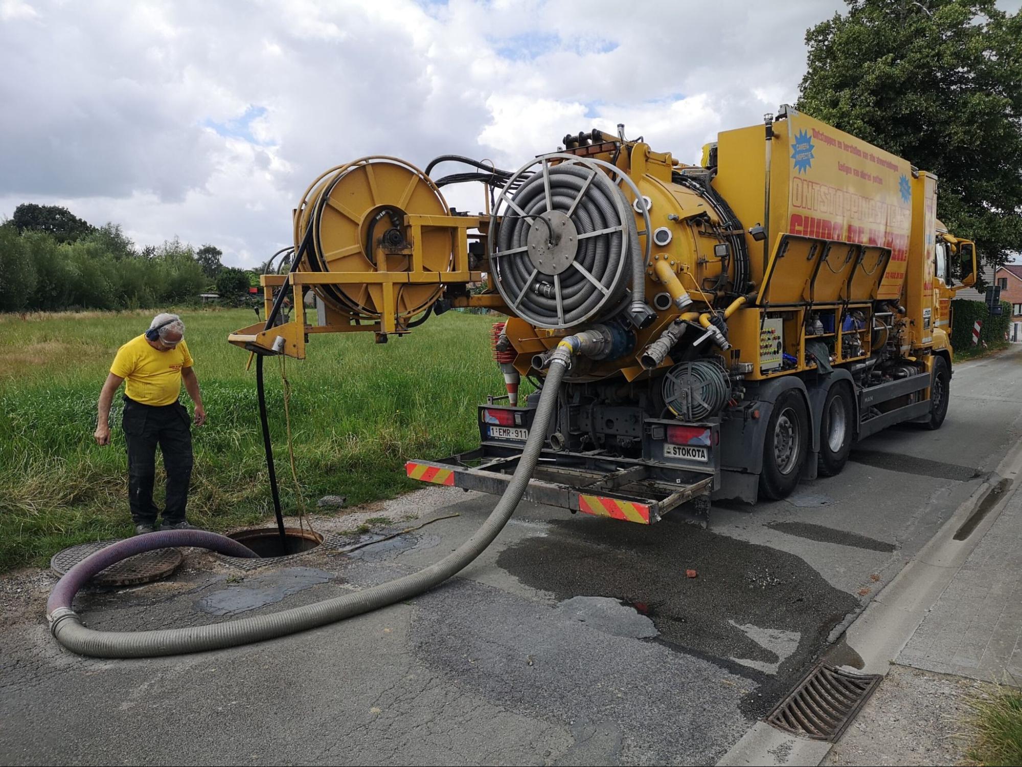 Rioolspecialist reinigt riolering met vacuümwagen en hogedrukinstallatie